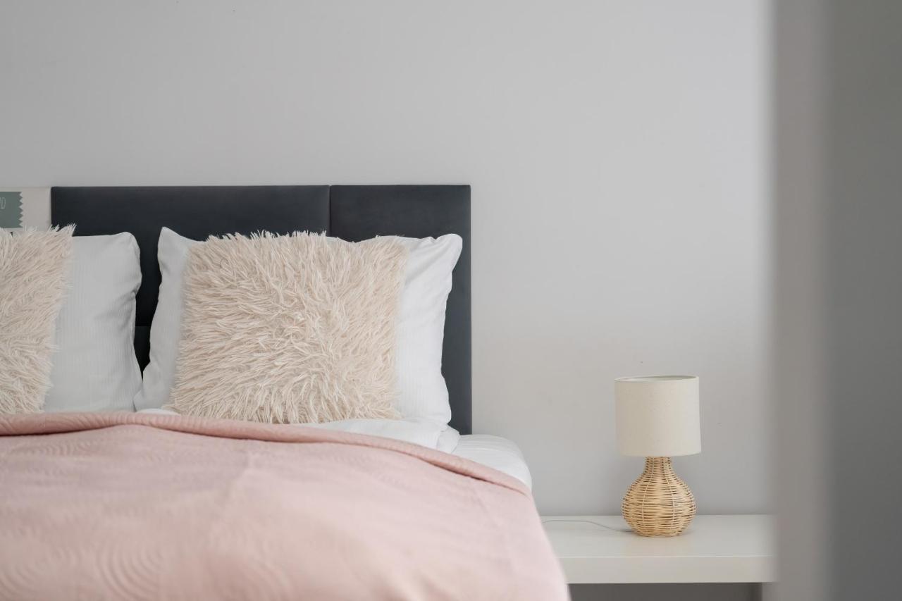 Stylish & Comfy Garbary Apartments With Parking By Noclegi Renters พอซนาน ภายนอก รูปภาพ